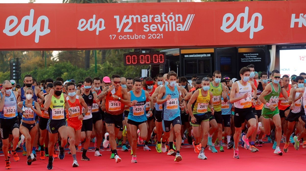 La línea de salida de EDP Media Maratón Sevilla 2021