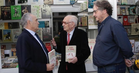 Rafael Gordillo, Andrés Amorós y David González conversan antes de la presentación