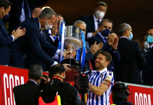 S. M. El Rey Felipe VI entrega la Copa del Rey a Illarramendi, capitán de la Real Sociedad