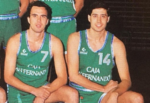 Morate, a la derecha, junto a Javier García, posando en una foto de familia con la plantilla del Caja San Fernando que logró el ascenso a la Liga ACB en la temporada 1988-1989
