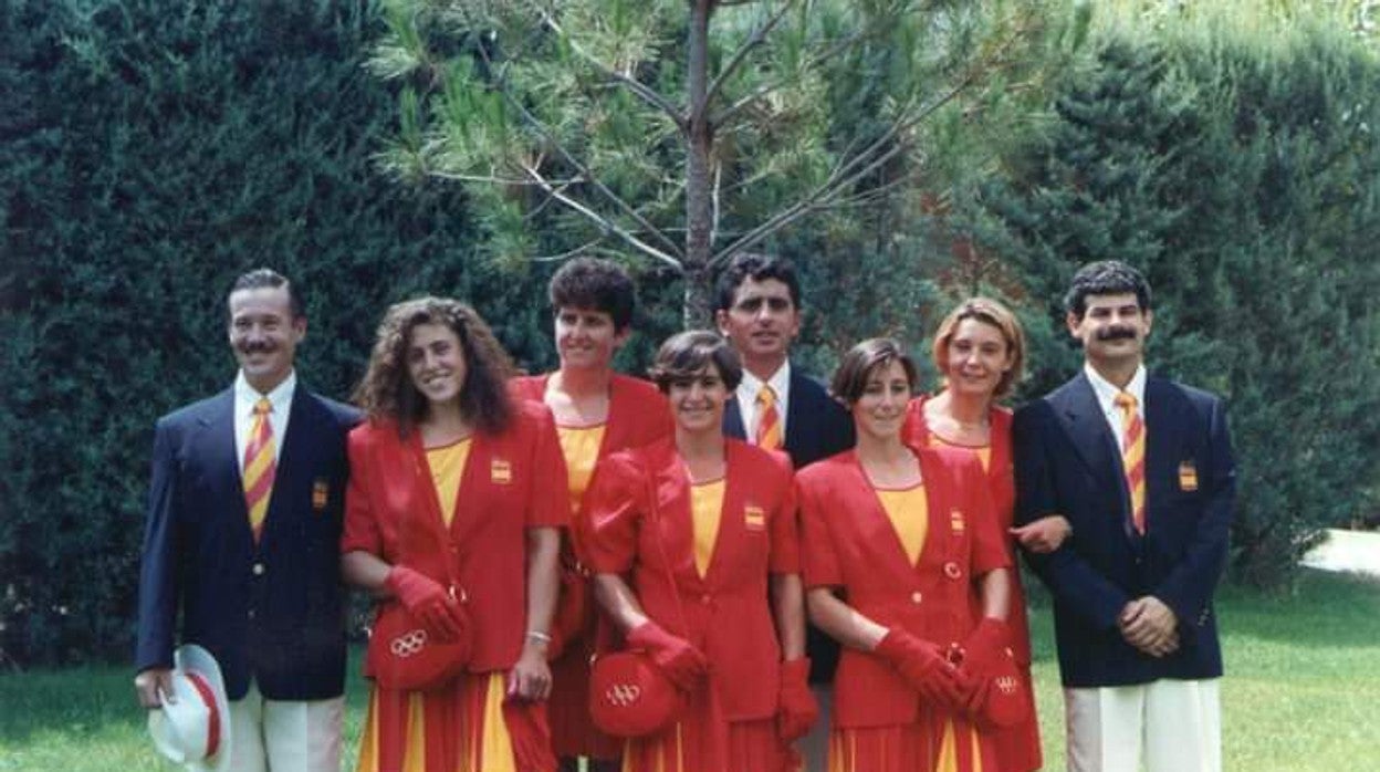 Imagen del equipo femenino español de piragüismo (Susana Torrejón, en el centro) con sus técnicos que compitió en los Juegos de Barcelona'92