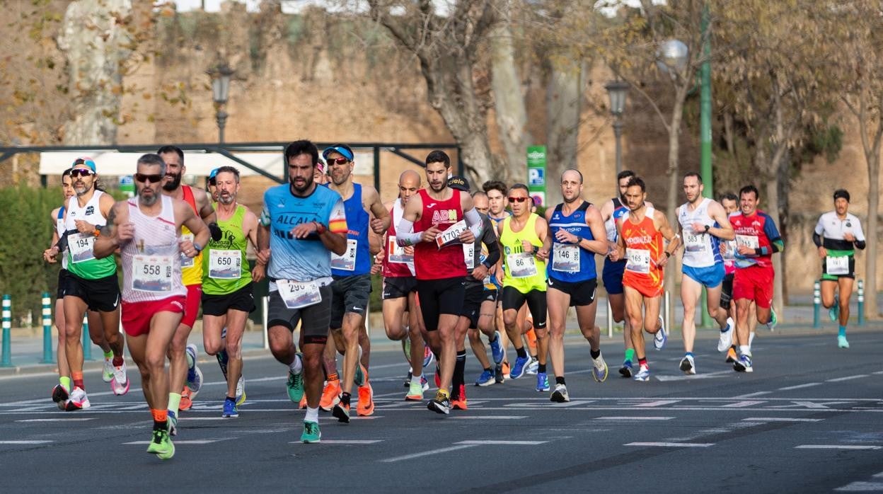 Decenas de atletas, a su paso por la muralla de la Macarena