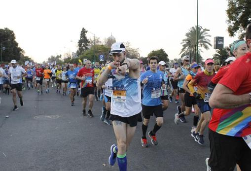 Un corredor del Maratón de Sevilla 2022