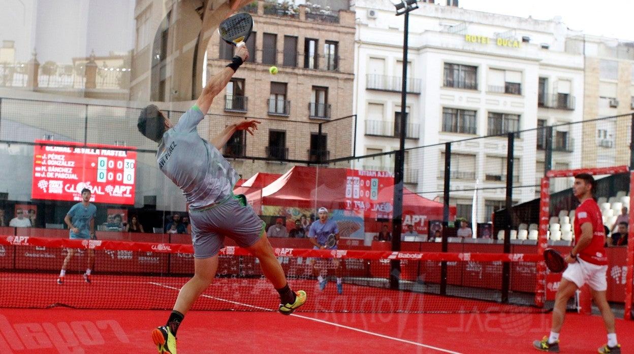 Javi Pérez, en un remate en el partido jugado ante Sánchez y De Pascual