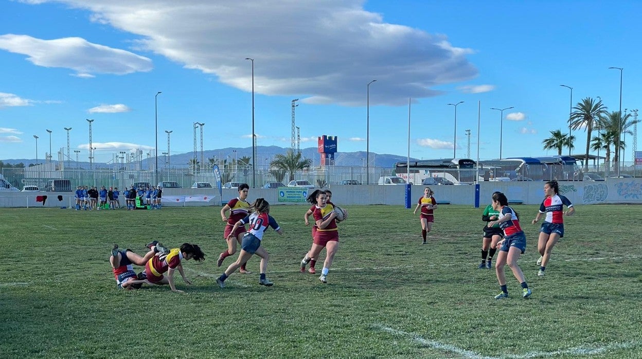 Imagen de un partido de Rugby femenino de la Universidad de Sevilla