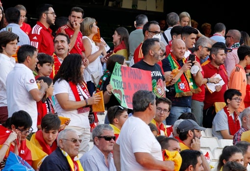 Una aficionada pide a Cristiano su camiseta