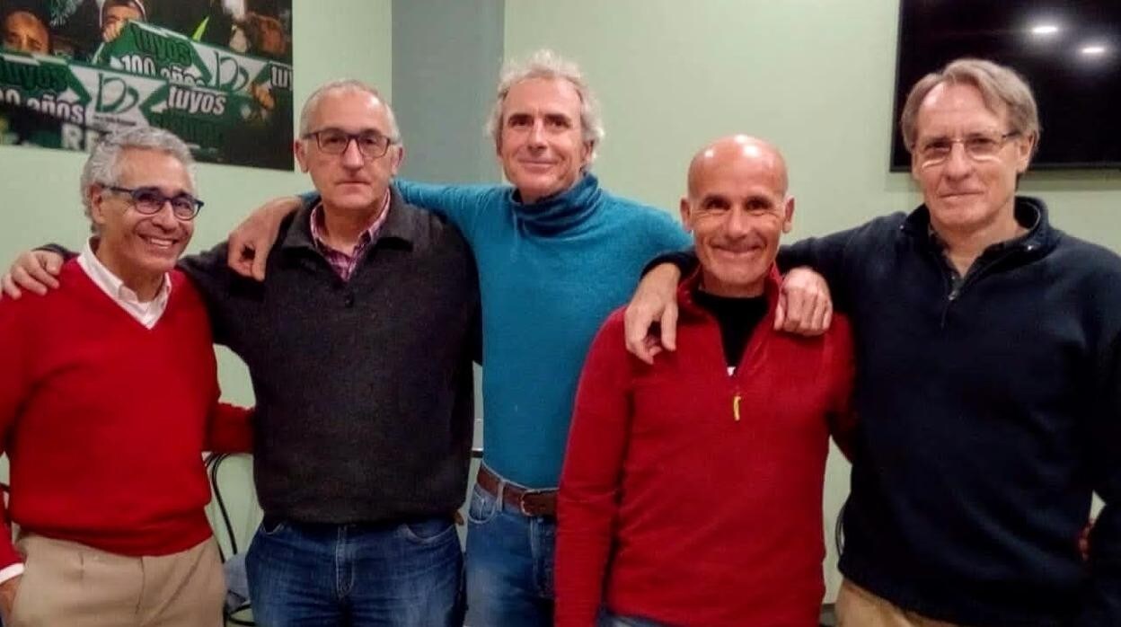 De izquierda a derecha, Carlos Molina (entrenador), Luis María Moreno, Enrique Briones, José María de Marco y Willy Müller, integrantes del cuatro sin subcampeón del mundo en 1982