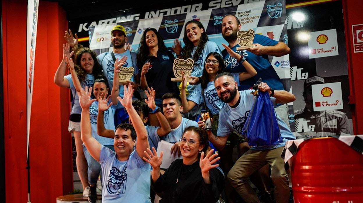 Los jóvenes participantes, junto a Lydia Sempere, en el Karting Marineda