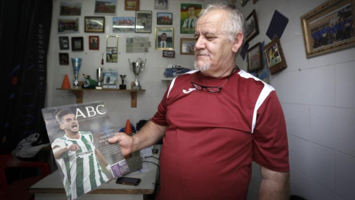 Antonio Salmerón, director de la Escuela Municipal de Fútbol de Los Palacios y Villafranca en la que aprendió Fabián, sostiene la portada de ABC del 26 de septiembre de 2017, cuando el Betis goleó al Levante con gol del palaciego (4-0)