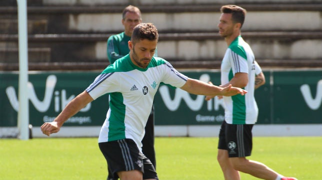 Durmisi: "Mi plan es seguir en el Betis; no es tiempo de pensar en el Madrid o el Barcelona"