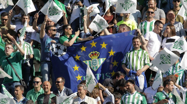 El himno del Betis de Los Cantores de Hispalis sonó en el descanso del derbi