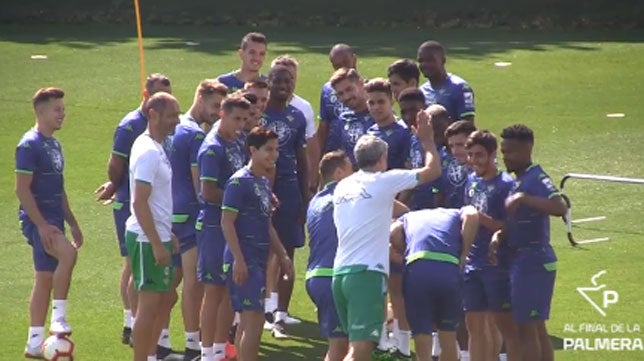 El aplauso y el pasillo a Joaquín en el entrenamiento del Betis