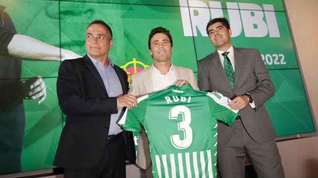 Seis días para apuntalar el proyecto deportivo del Betis de Rubi