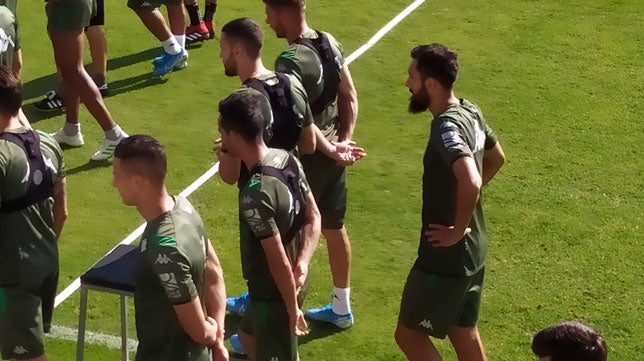Borja Iglesias se entrena con el grupo