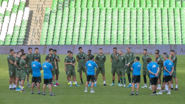 La larga charla de Rubi con sus jugadores antes del Betis-Levante