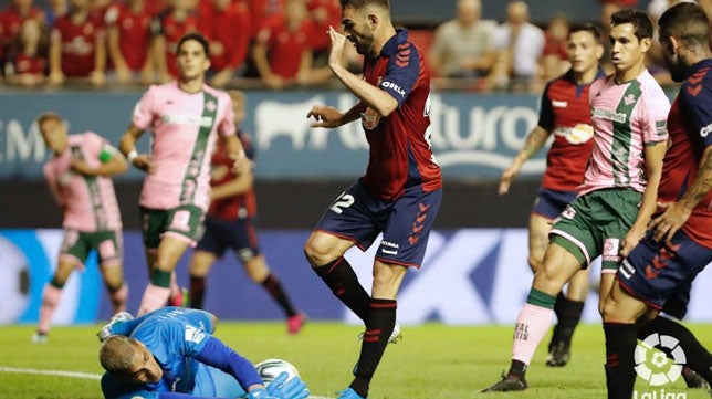 Al descanso en El Sadar, Osasuna y Betis igualan sin goles (0-0)