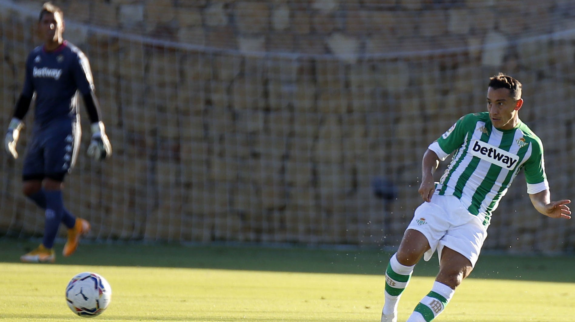 Descanso (0-0): Canales y Joaquín no aciertan en las ocasiones del Betis ante el Cádiz