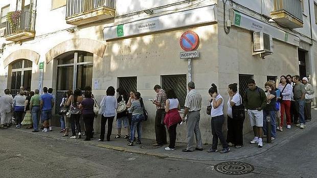 Colas a las puertas de una oficina del SAE