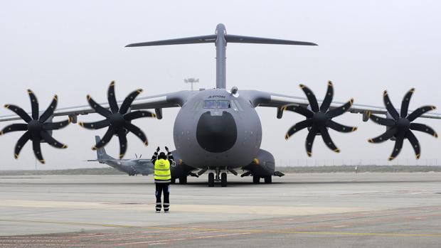 Avión a400m en la pista