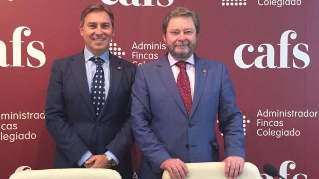 El presidente del Colegio de Administradores de Fincas, Rafael del Olmo (d) y su vicepresidente José Feria (i)