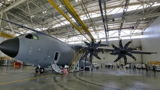 Un avión A400M en las instalaciones de Airbus en Sevilla