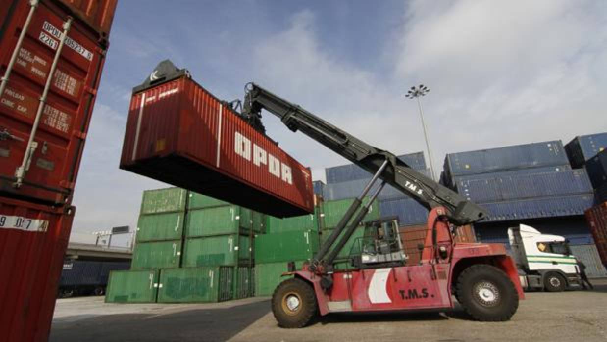 Movimiento de contenedores en la terminal que gestiona OPDR en el Puerto de Sevilla