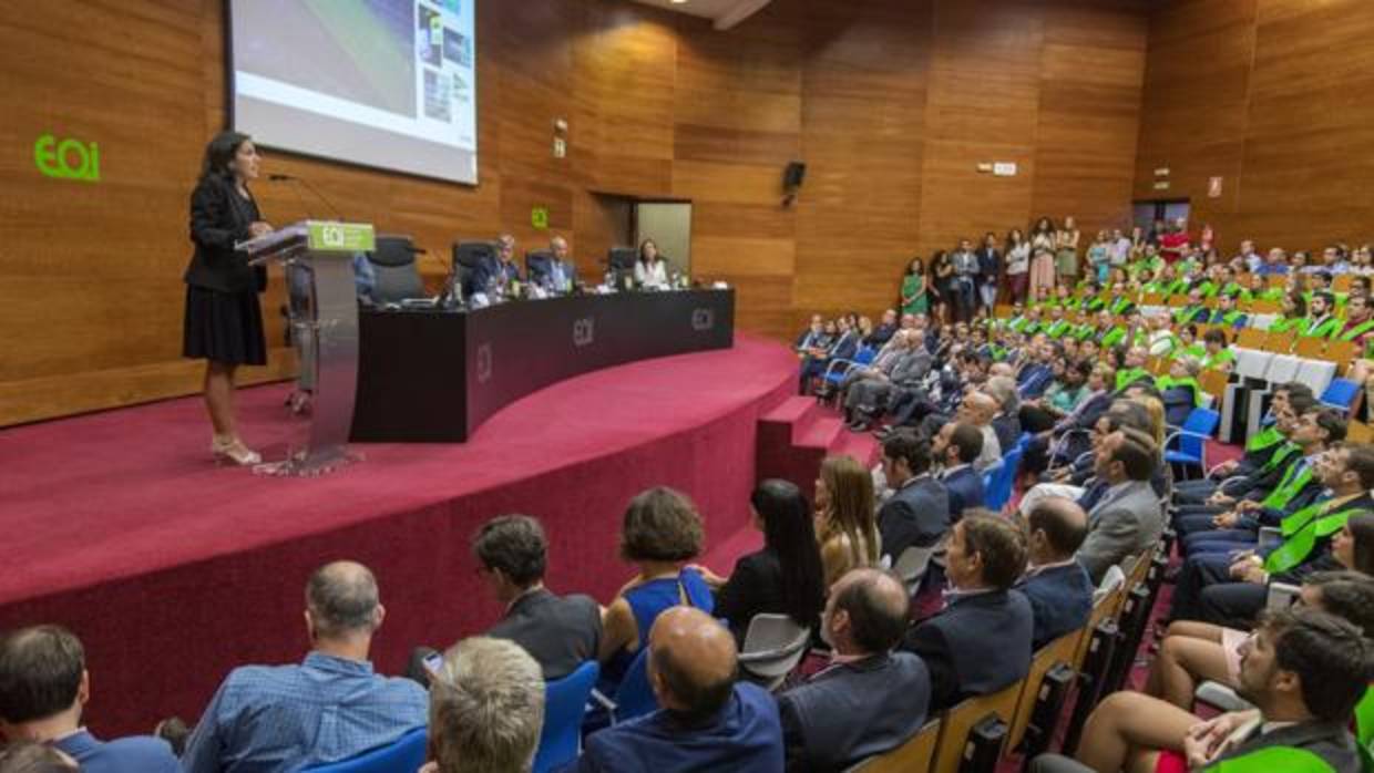 María Jesús Almazor imparte su lección magistral ante alumnos, profesores e invitados, en la sede de la EOI