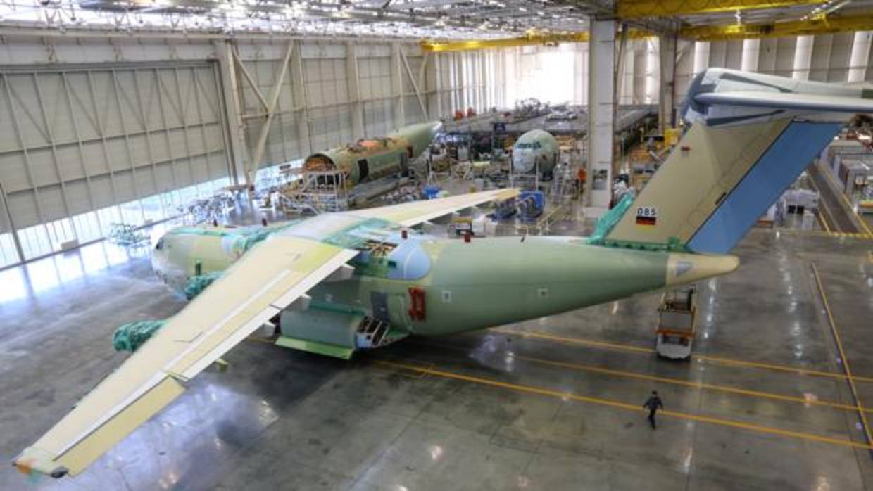 Vista de la planta de montaje del avión A400M desde la balconada del centro de visitantes