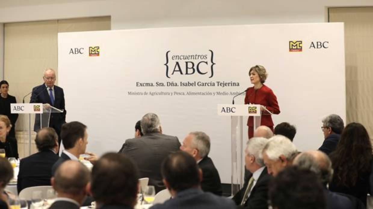 El director de ABc de Sevilla, Álvaro Ybarra, y la ministra Isabel García Tejerina, durante el coloquio