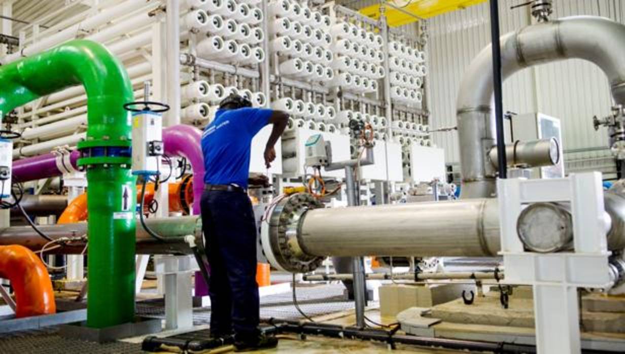 Un trabajador , en la desaladora de Abengoa en Ghana