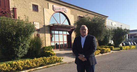 Mario Blasco Rey a las puertas de la compañía, en Casar de Cáceres