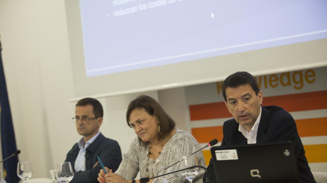 Antonio Cabrales, María José Alvarez y Rafael Domenech, ayer en la UNIA