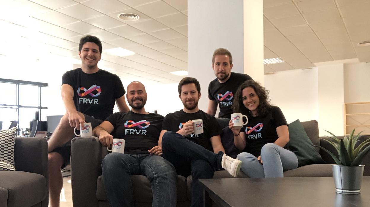 Daniel Entrenas, director de FRVR Seville (en el centro) con el resto del equipo, en la oficina de Dos Hermanas
