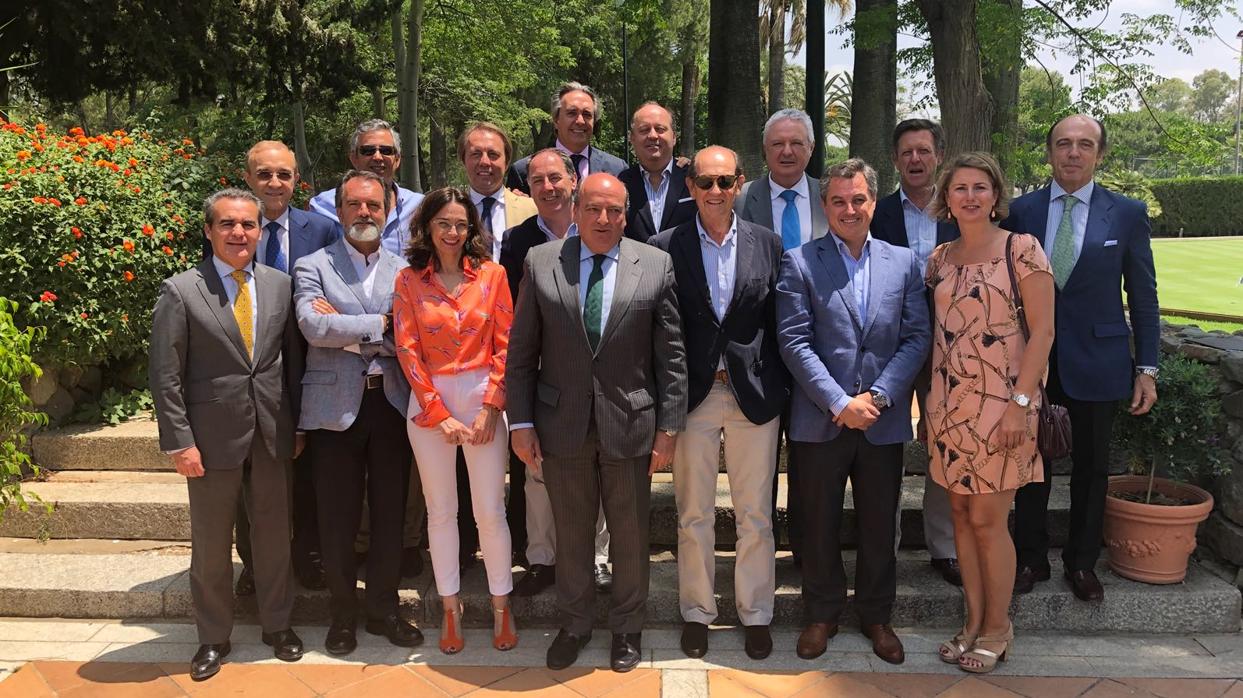 Luis Miguel Martín Rubio, en el centro, con la junta directiva de Adacem