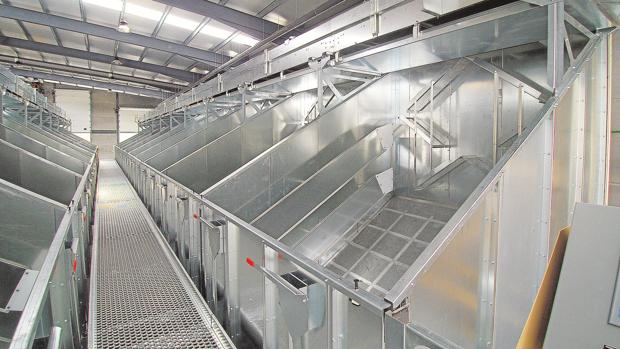 La finca Cortijo Calonge estrena la primera industria para nueces