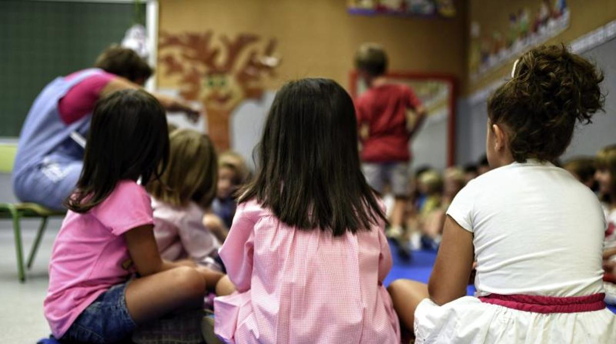 Un grupo de niños del segundo ciclo de Educación Infantil juegan durante una clase