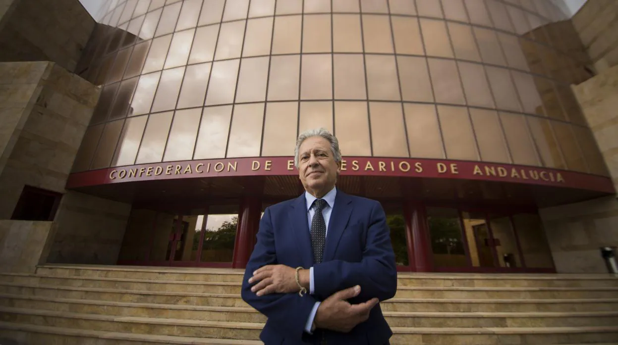 El nuevo presidente de los constructores andaluces, a las puertas de la sede de la CEA en Sevilla