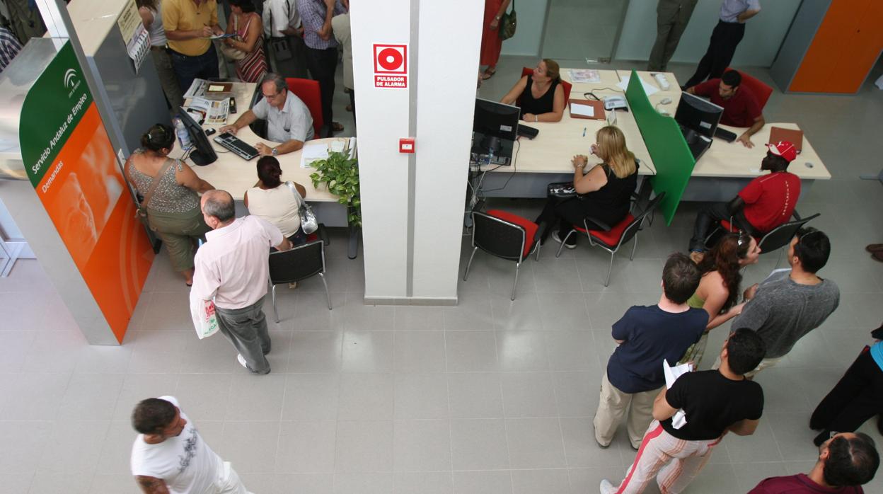 El paro andaluz bajó en 12.100 personas en verano y se queda por debajo de 900.000