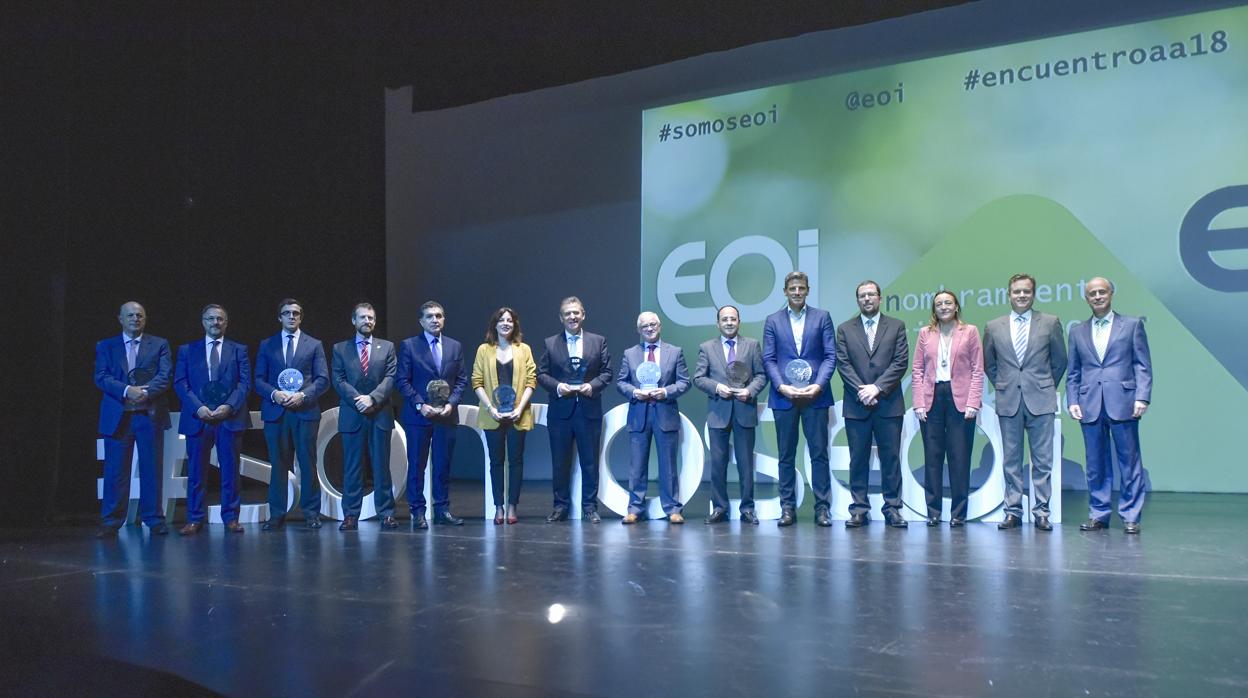 Los representantes de las empresas e instituciones que firmaron el convenio en 2003 con responsables de EOI tras ser nombrados socios de honor