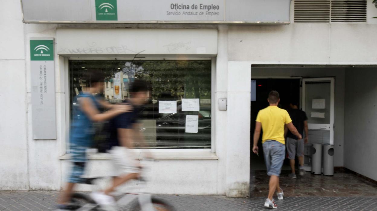 El número de desempleados ha bajado un 4,77 por ciento respecto al año anterior