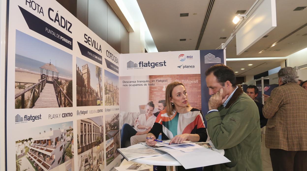 Uno de los stands de Welcome Home, un salón inmobilario con entrada gratuita en el hotel NH Collection de Sevilla