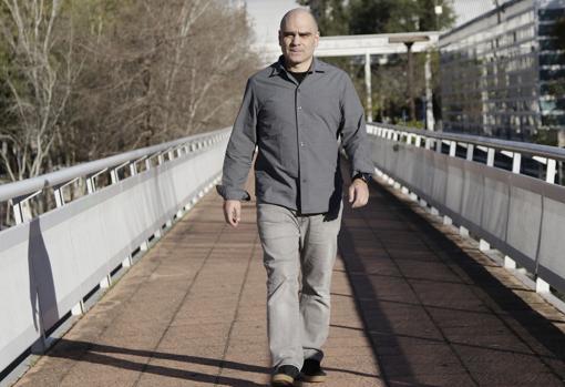 Francisco Martín dejó los estudios con 17 años, trabajó de camarero y retomó COU con 19 años. Se doctoró en Informática y terminó sus estudios en Estados Unidos