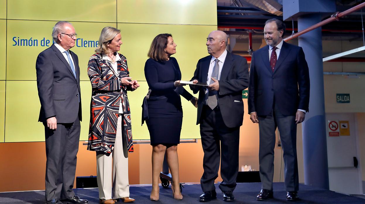 La consejera de Agricultura, Carmen Crespo, entrega el Premio a Francisco Morales en presencia de Álvaro Ybarra, Catalina Luca de Tena y José Luis García-Palacios Álvarez