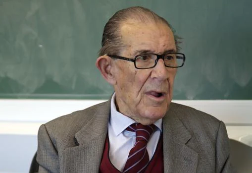 A sus 91 años, Juan Flores continúa impartiendo clases a universitarios