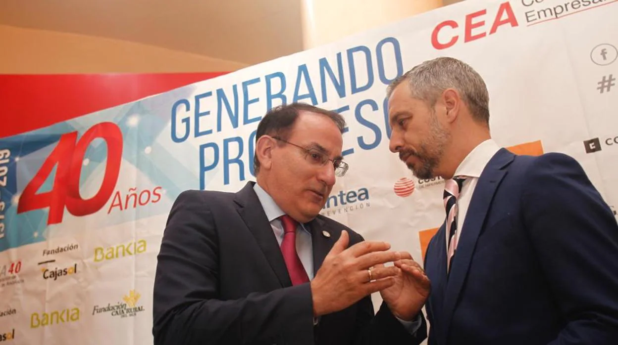 Javier González de Lara, presidente de la CEA, junto a Juan Bravo, consejero de Hacienda, Industria, Energía y Minas de la Junta de Andalucía