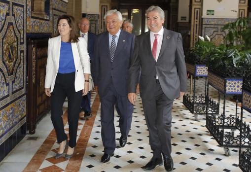 Cristina de Parias, Francisco Herrero, presidente de la Cámara de Coemrcio, y Lucrecio Fernández, delegado del Gobierno en Andalucía