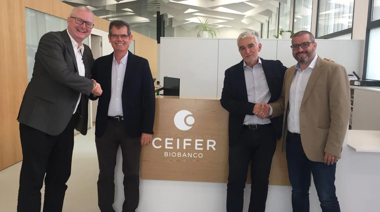La foto del acuerdo en la sede de la empresa granadina Ceifer Biobanco
