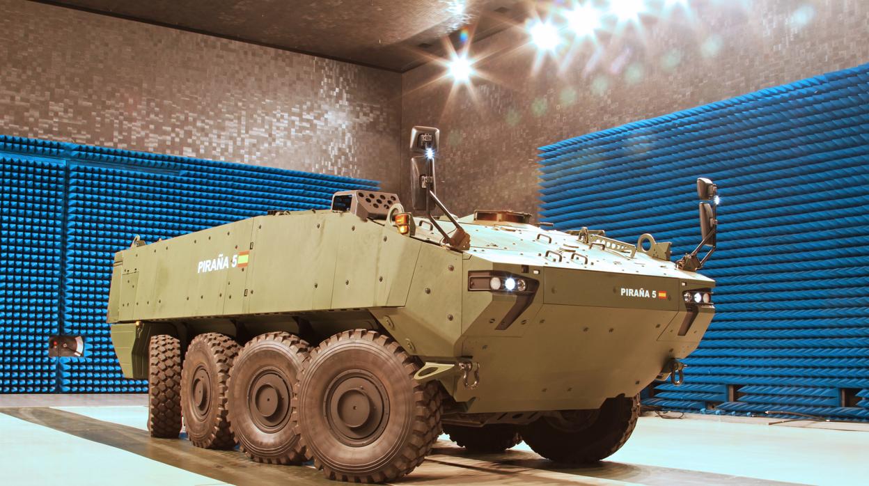 n prototipo del nuevo carro, el «Dragón» VCR 8x8, en la cámara anecoica de la factoría, una de las más grandes de Europa donde se hacen los ensayos electromagnéticos y otras pruebas de todos los vehículos