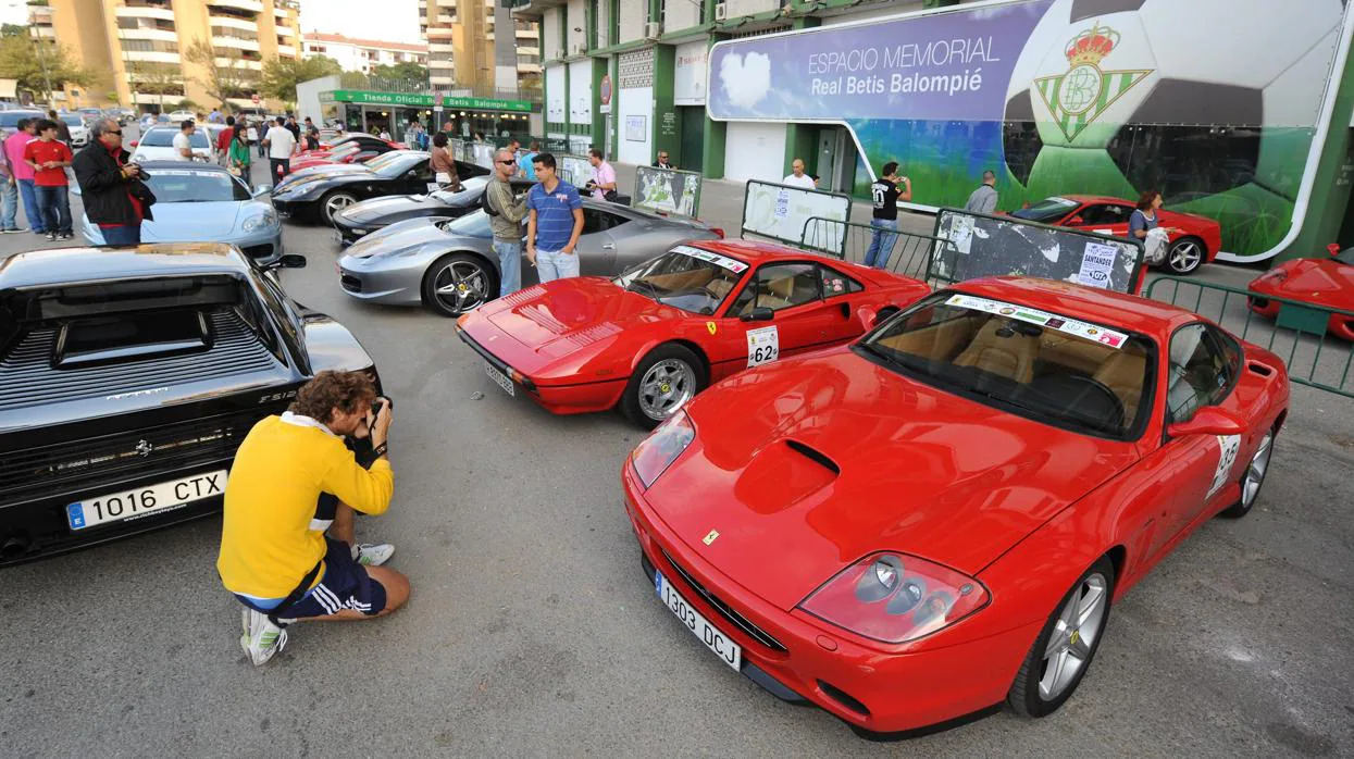 Exposición de coches de alta gama en Sevilla