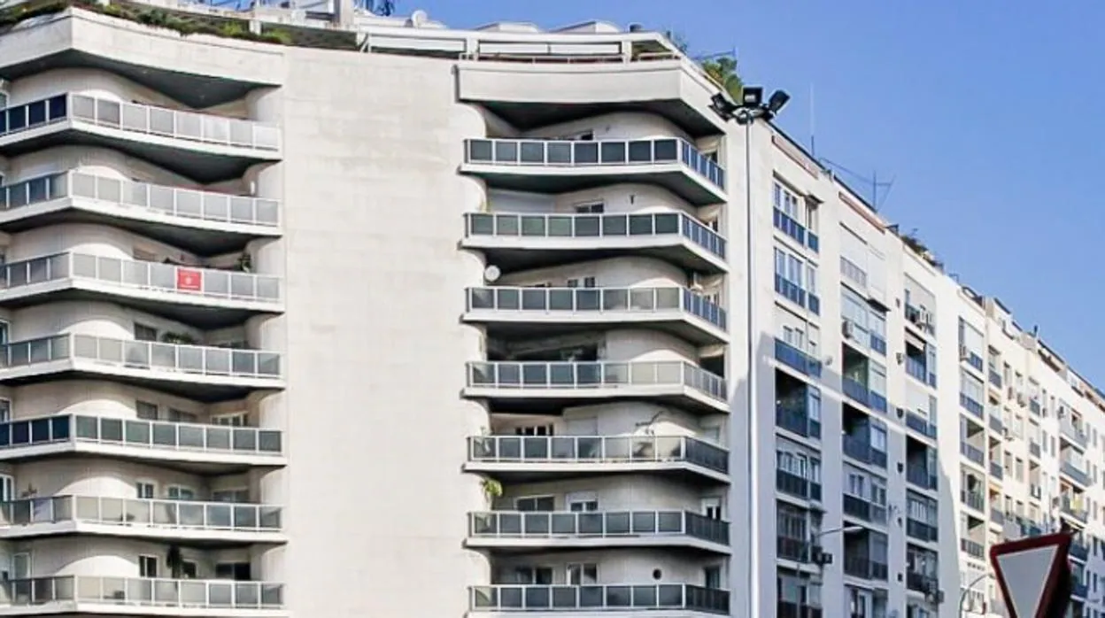 Uno de los activos ofertados en Sevilla es un piso en este edificio de la avenida de República Argentina